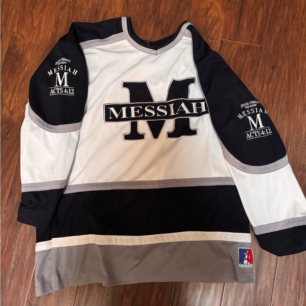 Unique Vintage hockey jersey Black and white with grey embroidered RARE FIND!! 🚨